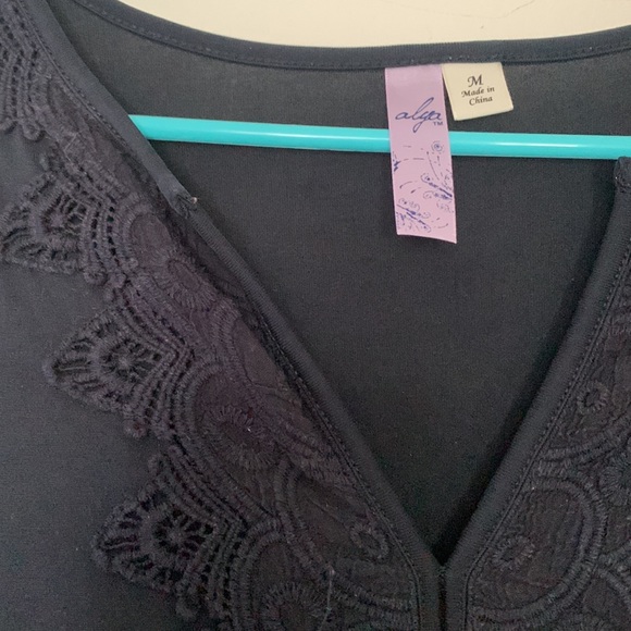 3 for $9!😎 Alya flowy navy peasant top sz medium - Picture 2 of 3